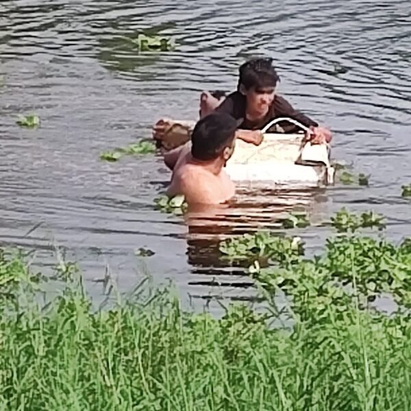 Otro policía héroe: rescató a un menor de una laguna en Barranqueras