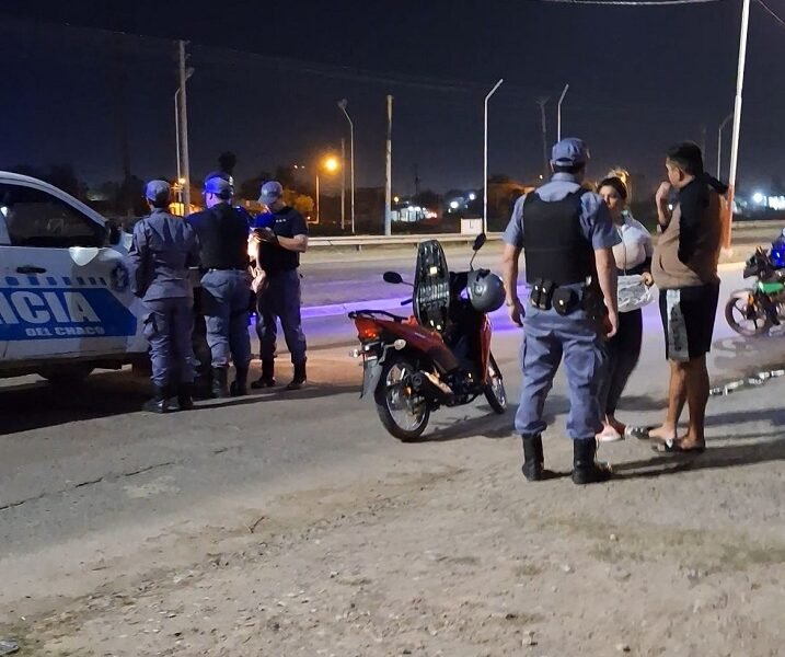 No lo dejaron cargar combustible por no tener casco y amenazó con un arma de fuego al playero y a los inspectores