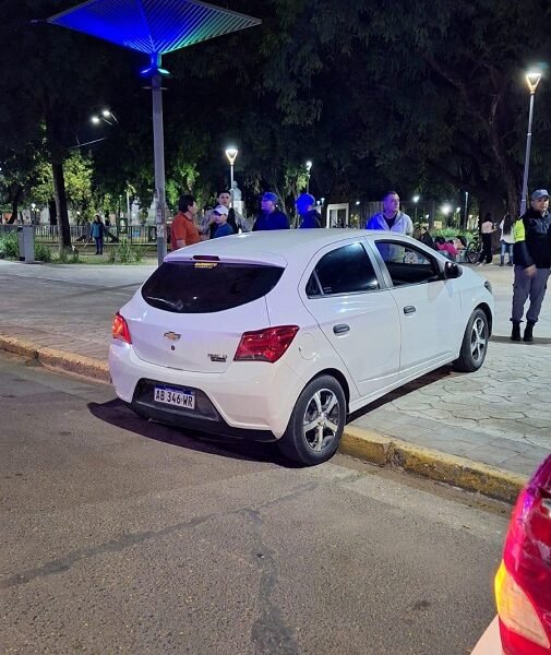 Pudo ser una tragedia: automovilista alcoholizado se metió en la Plaza 25 de Mayo