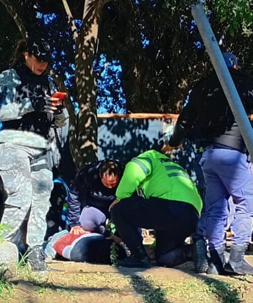 Motociclista le pegó dos piñas a un inspector porque le impidió circular en contramano