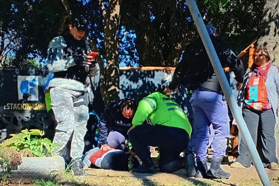 Motociclista le pegó dos piñas a un inspector porque le impidió circular en contramano