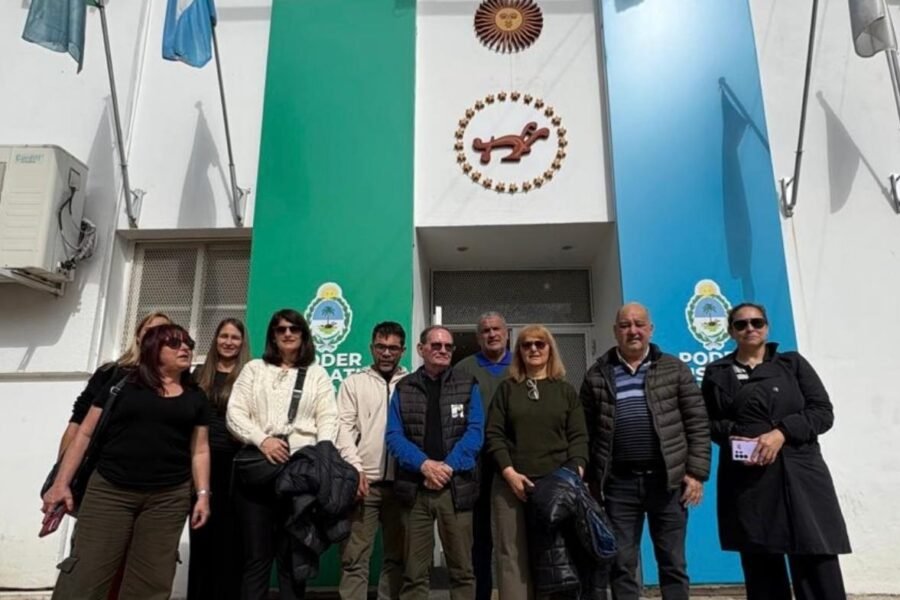 Los gremios docentes marcaron presencia en la Legislatura para reclamar que la cláusula gatillo sea ley