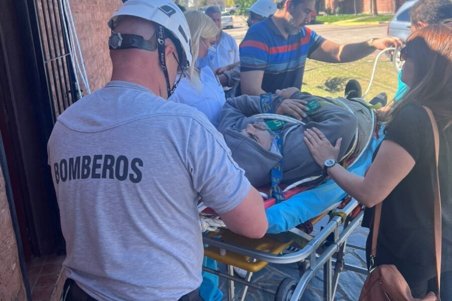 Personal de ECOM sufrió una fractura en el techo de una vivienda y debió ser rescatado por Bomberos
