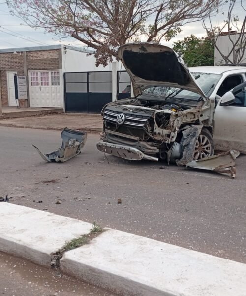 Un hombre de 71 años perdió el control de su camioneta y se estrelló contra una jirfa de luz