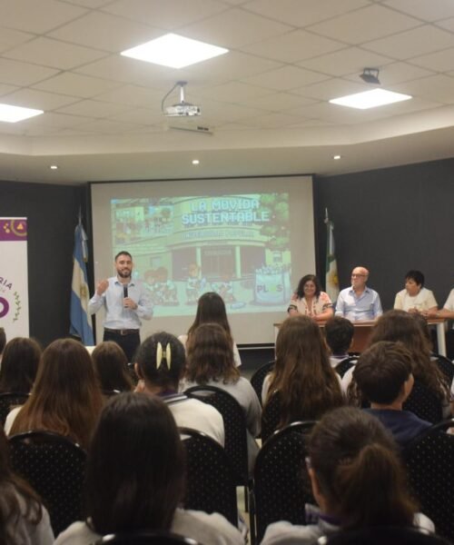 Escuelas del Chaco transforman residuos plásticos en equipamiento escolar