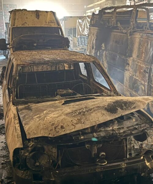Incendio en un galpón de Puerto Vilelas: se quemaron tres vehículos
