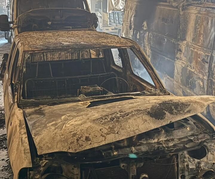 Incendio en un galpón de Puerto Vilelas: se quemaron tres vehículos