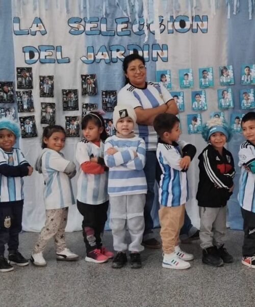 El Ministerio de Educación suspendió las clases del turno tarde y noche por el partido de Argentina