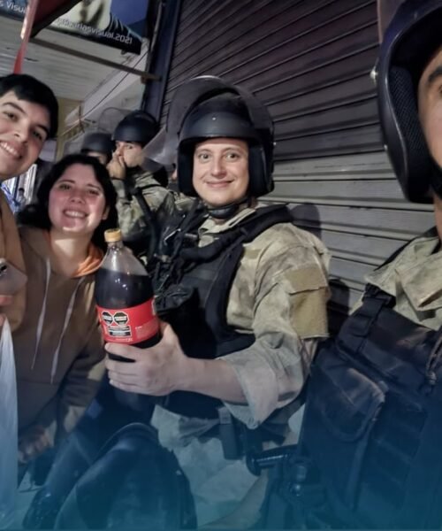 Vecinos de Resistencia compartieron comida y bebidas con los policías que custodiaban los festejos mundiales