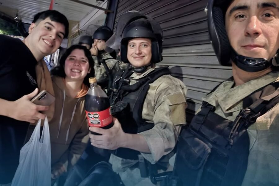 Vecinos de Resistencia compartieron comida y bebidas con los policías que custodiaban los festejos mundiales