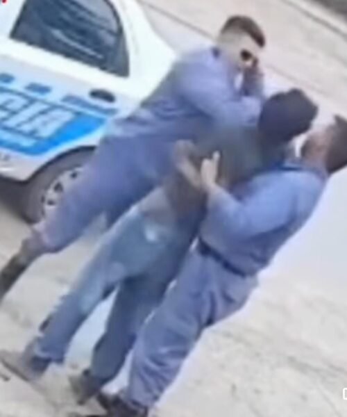 Tolerancia cero: sancionaron a dos policías de Villa Ángela filmados mientras le pegaban una patada en la cabeza a un detenido