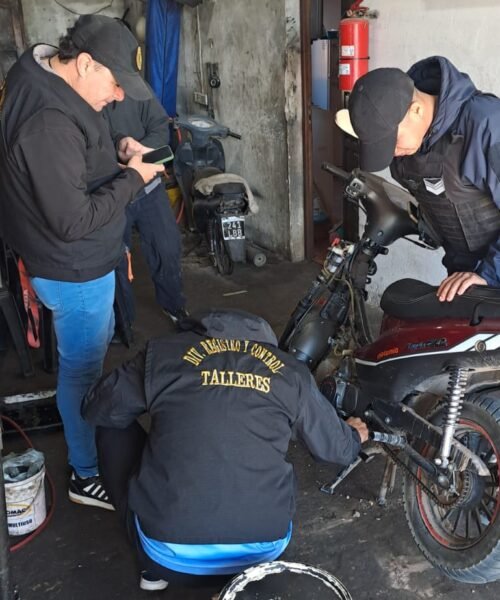 Resistencia: clausuran talleres mecánicos y secuestran una moto robada