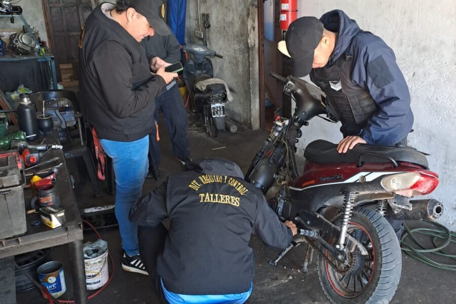 Resistencia: clausuran talleres mecánicos y secuestran una moto robada